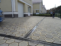 Монтаж лотков водоотводных, укладка тротуарной плитки.